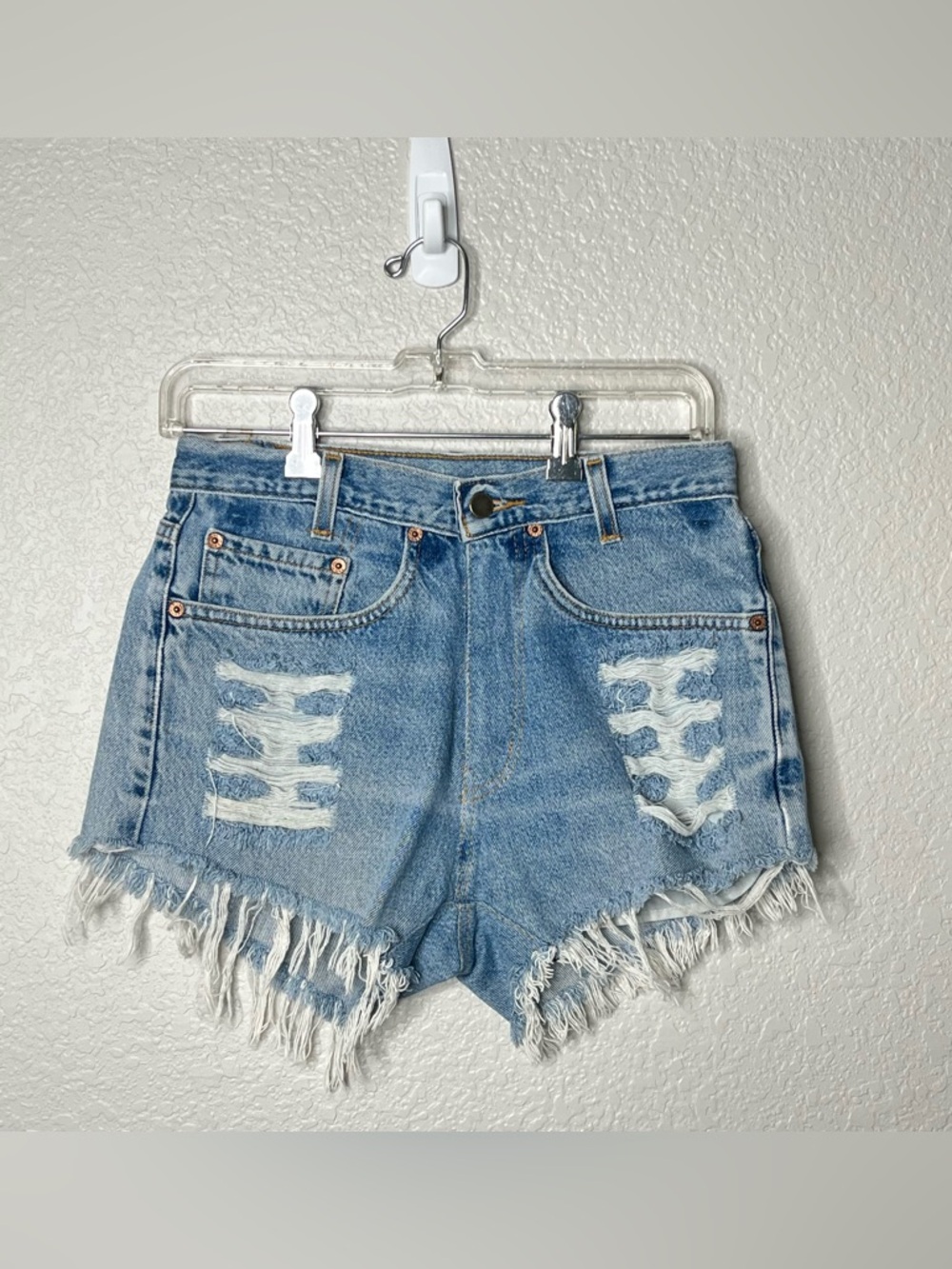 Levi’s High Rise Distressed Denim Shorts Frayed Hem Light Wash Cutoffs 4 6